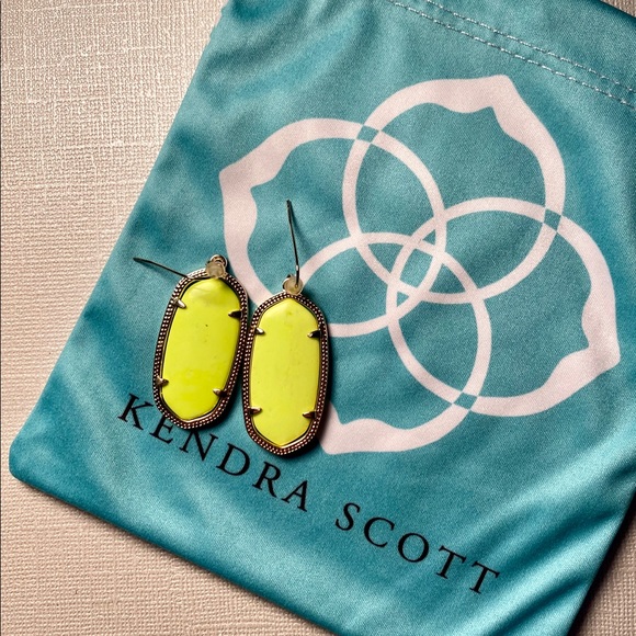 Kendra Scott Jewelry - Kendra Scott Elle drop earring in neon yellow